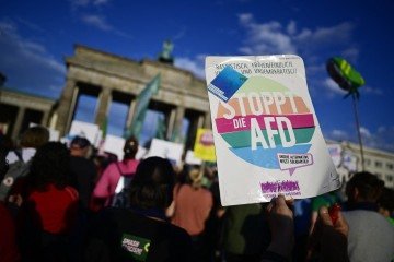 Protesto em Berlim convocado pelas ONGs Campact e Fridays for Future contra o triunfo do AfD na Saxônia-Anhalt -  (crédito: John MacDougall/AFP)