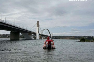 Bombeiros resgatam corpo boiando no Lago Parano&aacute; -  (crédito: CBMDF/Divulgação)