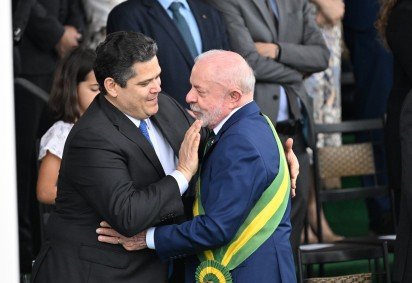 Alcolumbre de novo às boas com Lula: presidente do Congresso ouviu das arquibancadas gritos pela votação da PEC do fim da escala 6 x 1 -  (crédito: Carlos Vieira/CB/D.A Press) -Alcolumbre de novo às boas com Lula: presidente do Congresso ouviu das arquibancadas gritos pela votação da PEC do fim da escala 6 x 1 -  (crédito: Carlos Vieira/CB/D.A Press)