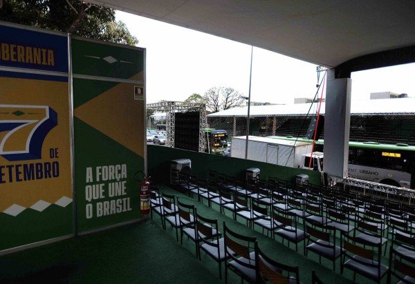Detalhe da estrutura preparada para o desfile de 7 de Setembro, destacando o tema da soberania nacional  -  (crédito: Minervino J&uacute;nior/CB/D.A.Press)