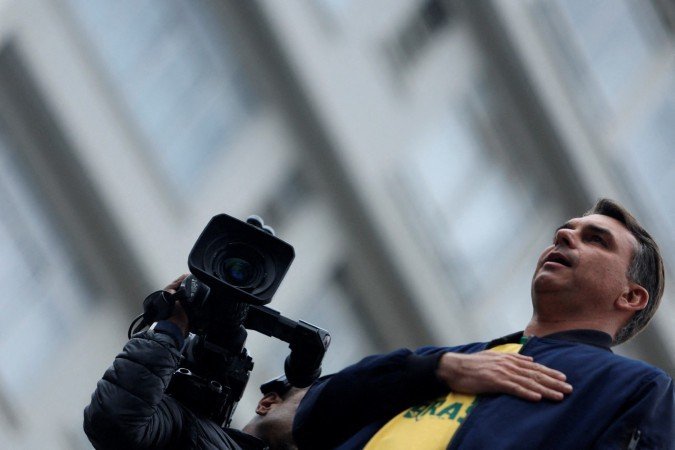Na Avenida Paulista, Flávio Bolsonaro (PL) defendeu que o Judiciário seja preservado da atuação de Alexandre de Moraes - (crédito: AFP) Na Avenida Paulista, Flávio Bolsonaro (PL) defendeu que o Judiciário seja preservado da atuação de Alexandre de Moraes - (crédito: AFP)