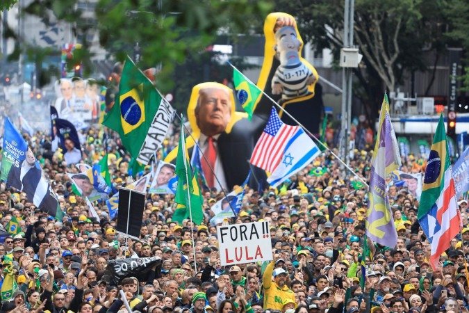  Supporters of Brazilian presidential candidate Flavio Bolsonaro, of the Liberal Party (PL), take part in a rally during the Independence Day parade at Paulista Avenue in Sao Paulo, Brazil, on September 7, 2026. Brazil will hold a presidential election on October 4, 2026. (Photo by Miguel SCHINCARIOL / AFP)
      