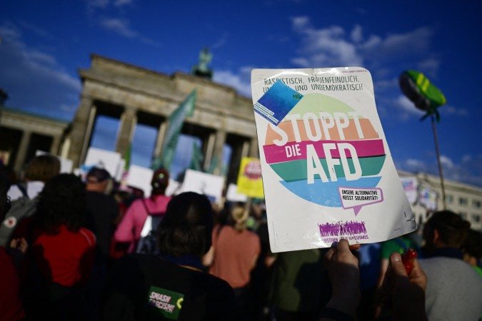 Protesto em Berlim convocado pelas ONGs Campact e Fridays for Future contra o triunfo do AfD na Saxônia-Anhalt - (crédito: John MacDougall/AFP) Protesto em Berlim convocado pelas ONGs Campact e Fridays for Future contra o triunfo do AfD na Saxônia-Anhalt - (crédito: John MacDougall/AFP)