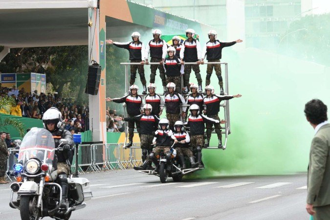 Pirâmide Humana com 23 militares é destaque no desfile de 7 de Setembro - (crédito: Marcelo Ferreira CB/D.A Press) Pirâmide Humana com 23 militares é destaque no desfile de 7 de Setembro - (crédito: Marcelo Ferreira CB/D.A Press)