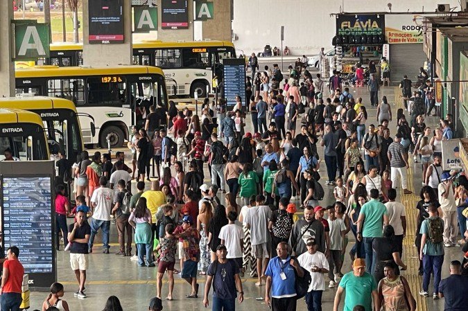 Passageiros que precisaram utilizar o transporte coletivo nesta segunda-feira (7/9) relatam demora para conseguir embarcar - (crédito: Davi Cruz/CB/D.A Press) Passageiros que precisaram utilizar o transporte coletivo nesta segunda-feira (7/9) relatam demora para conseguir embarcar - (crédito: Davi Cruz/CB/D.A Press)