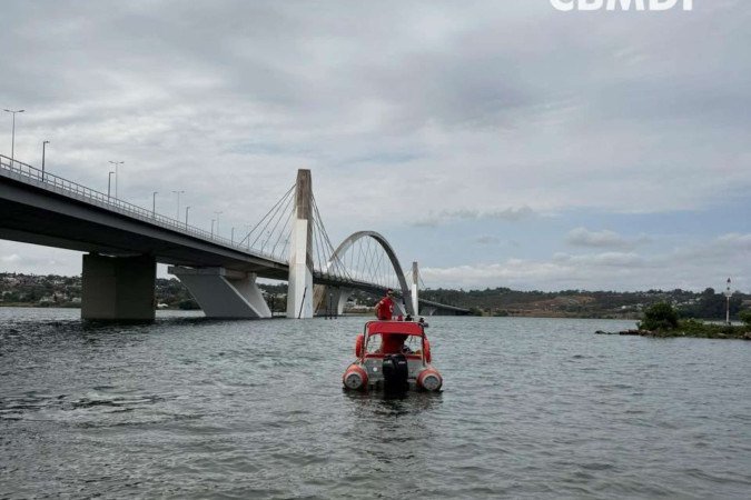 Bombeiros resgatam corpo boiando no Lago Paranoá - (crédito: CBMDF/Divulgação) Bombeiros resgatam corpo boiando no Lago Paranoá - (crédito: CBMDF/Divulgação)