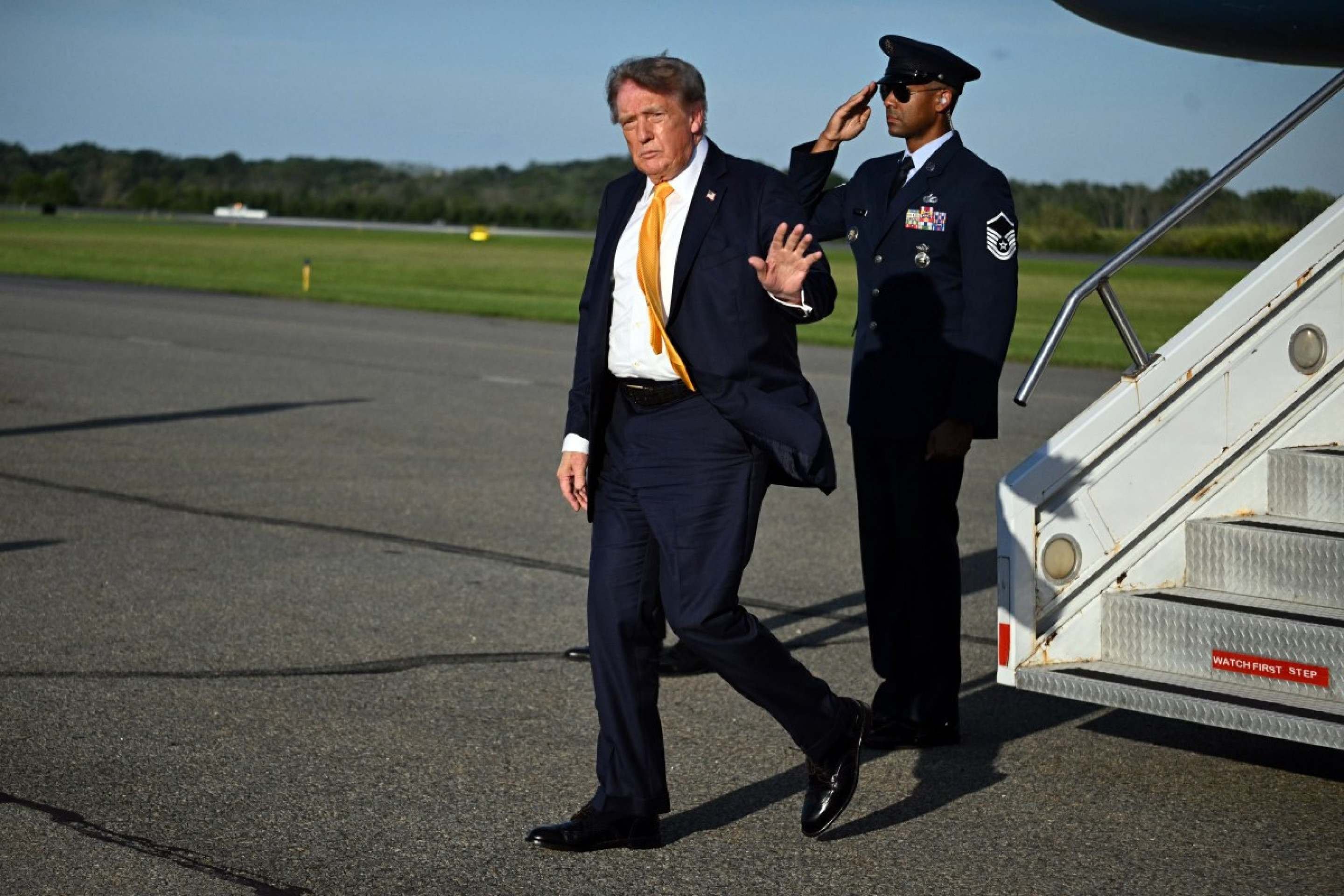 Trump com os cabelos mais escuros