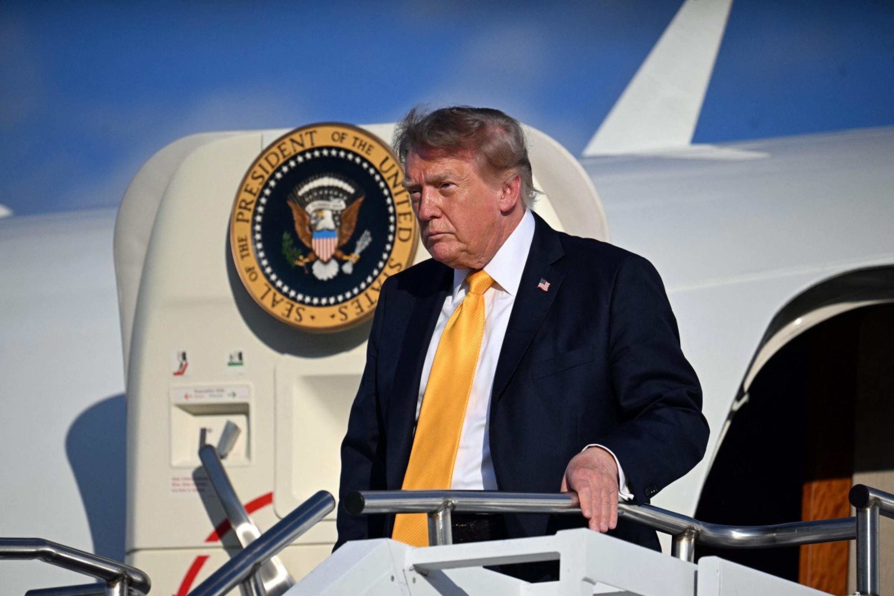Trump com os cabelos mais escuros