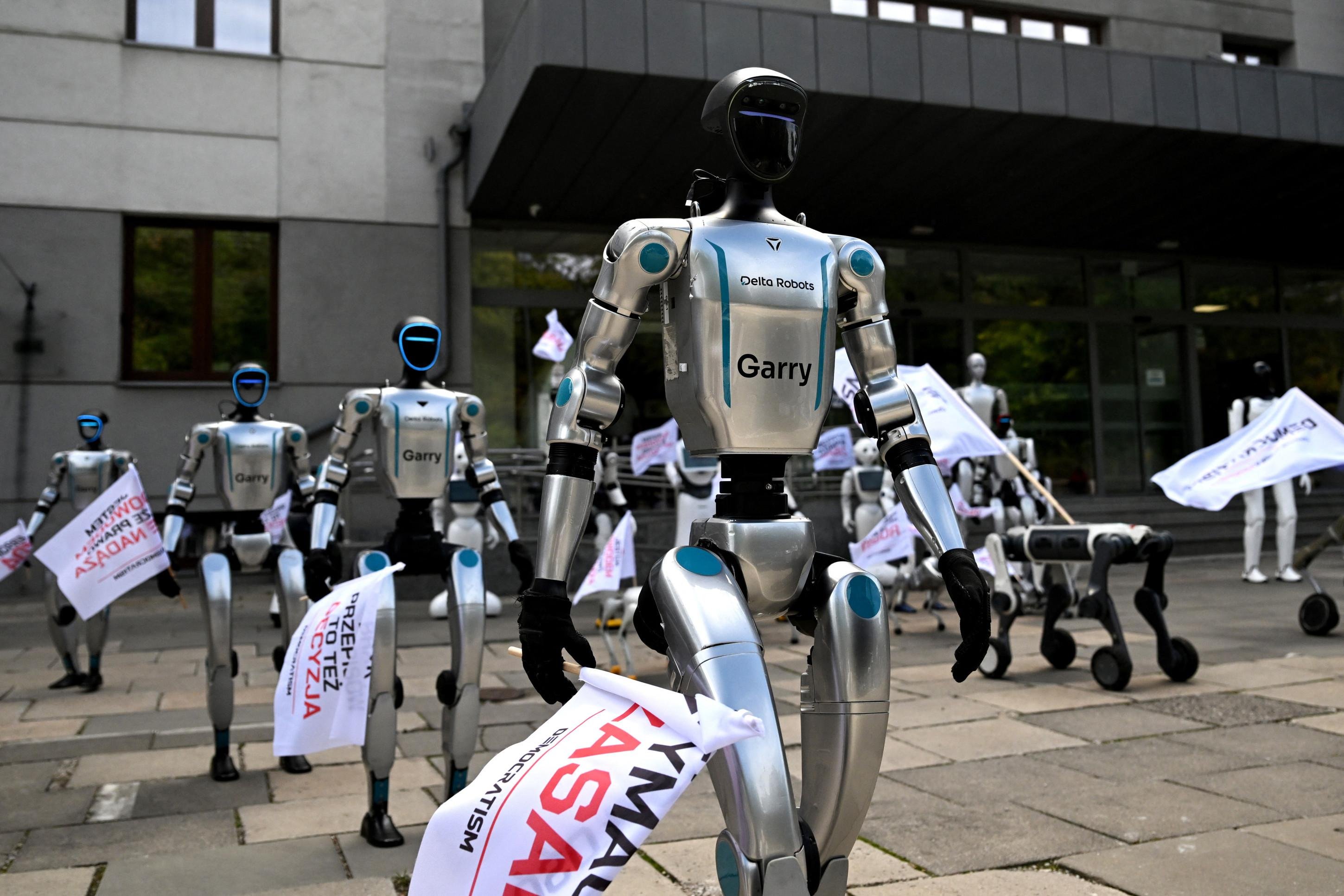 Rob&ocirc;s humanoides e quadr&uacute;pedes participam de marcha pela regulamenta&ccedil;&atilde;o da IA em Vars&oacute;via 