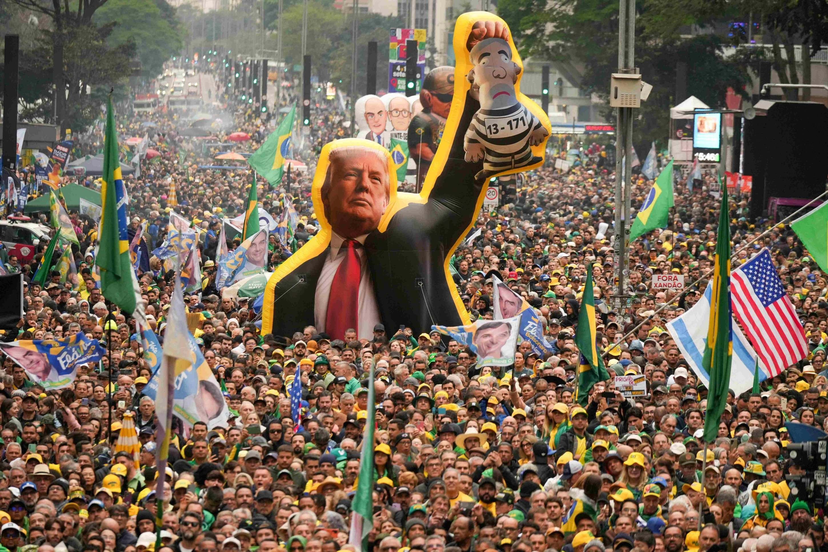 Ato de Flávio Bolsonaro na av. Paulista vira protesto contra Moraes e reúne quase 30 mil: 'Última semana me fez estar aqui'
