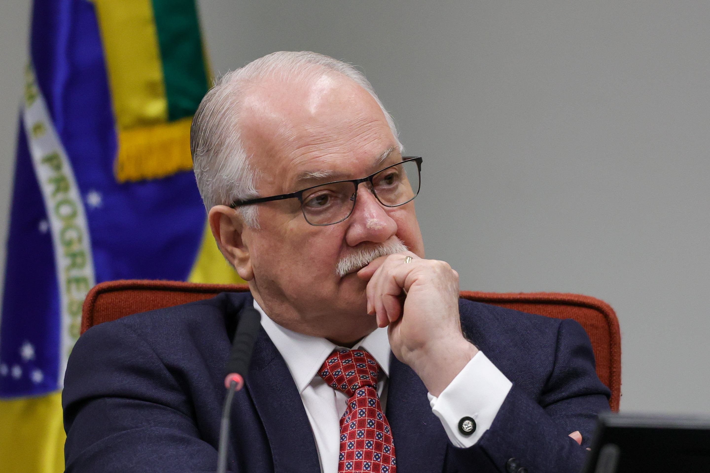 Fachin avalia assumir casos Master e INSS para conter crise no STF - Foto