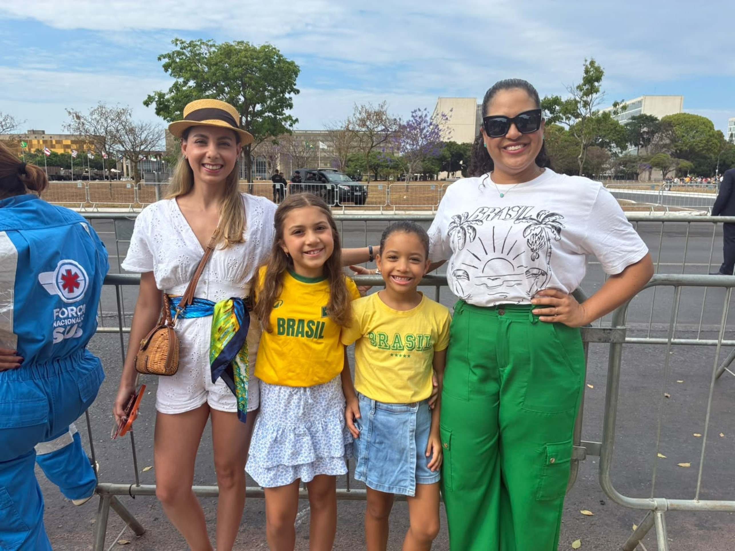 B&aacute;rbara Cabral trouxe as sobrinhas, Helena e Alice Cabral, para assistir ao desfile pela primeira vez. Junto &agrave; elas, a amiga Amanda Ribeiro, tamb&eacute;m acompanhou a fam&iacute;lia