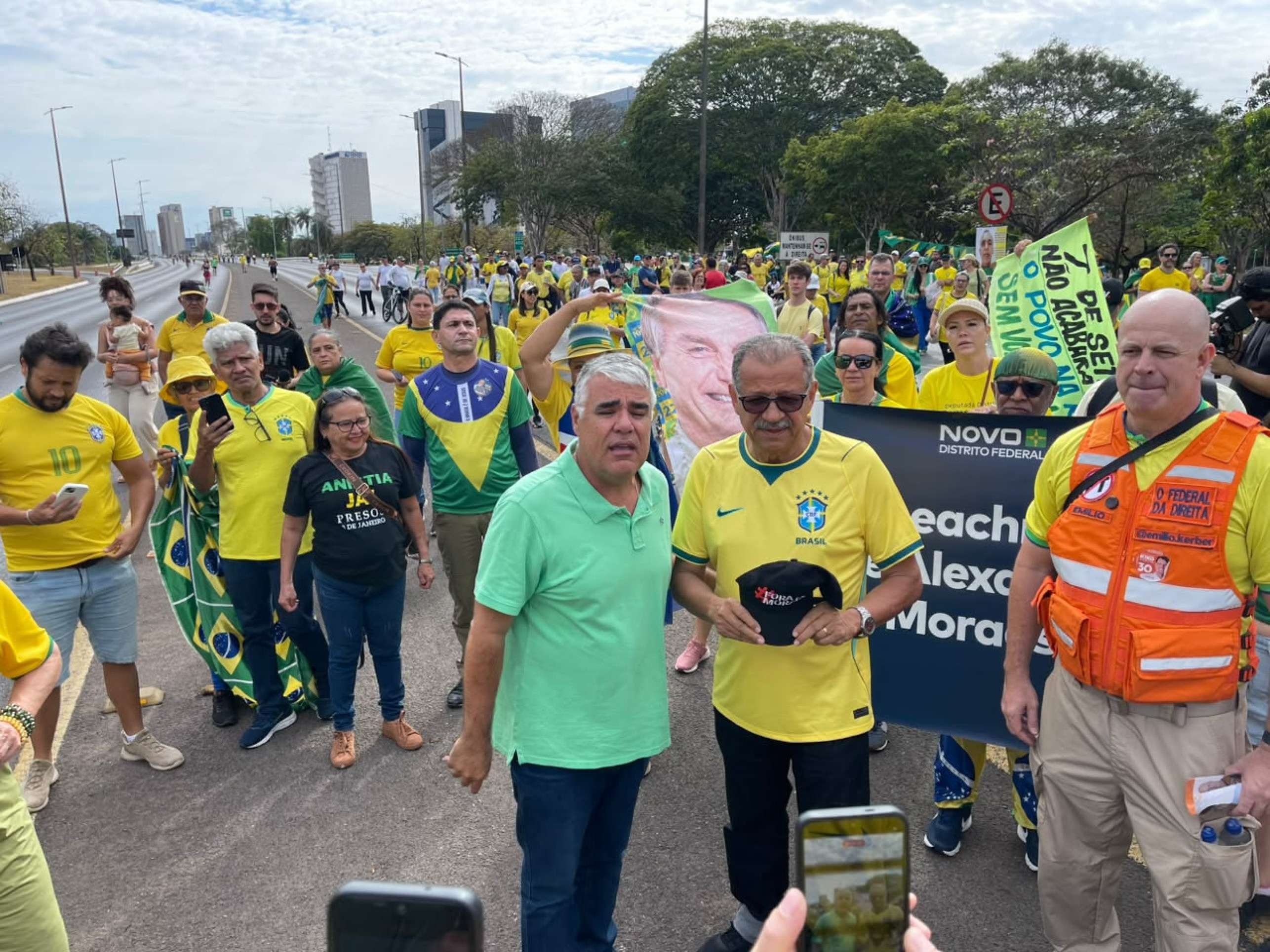 "Luta por liberdade", diz Sebasti&atilde;o Coelho durante ato em frente ao Banco Central