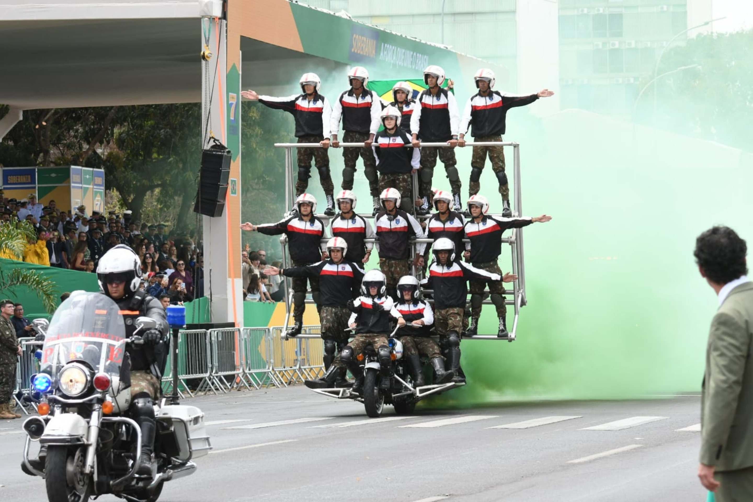 Pir&acirc;mide Humana com 23 militares &eacute; destaque no desfile de 7 de Setembro