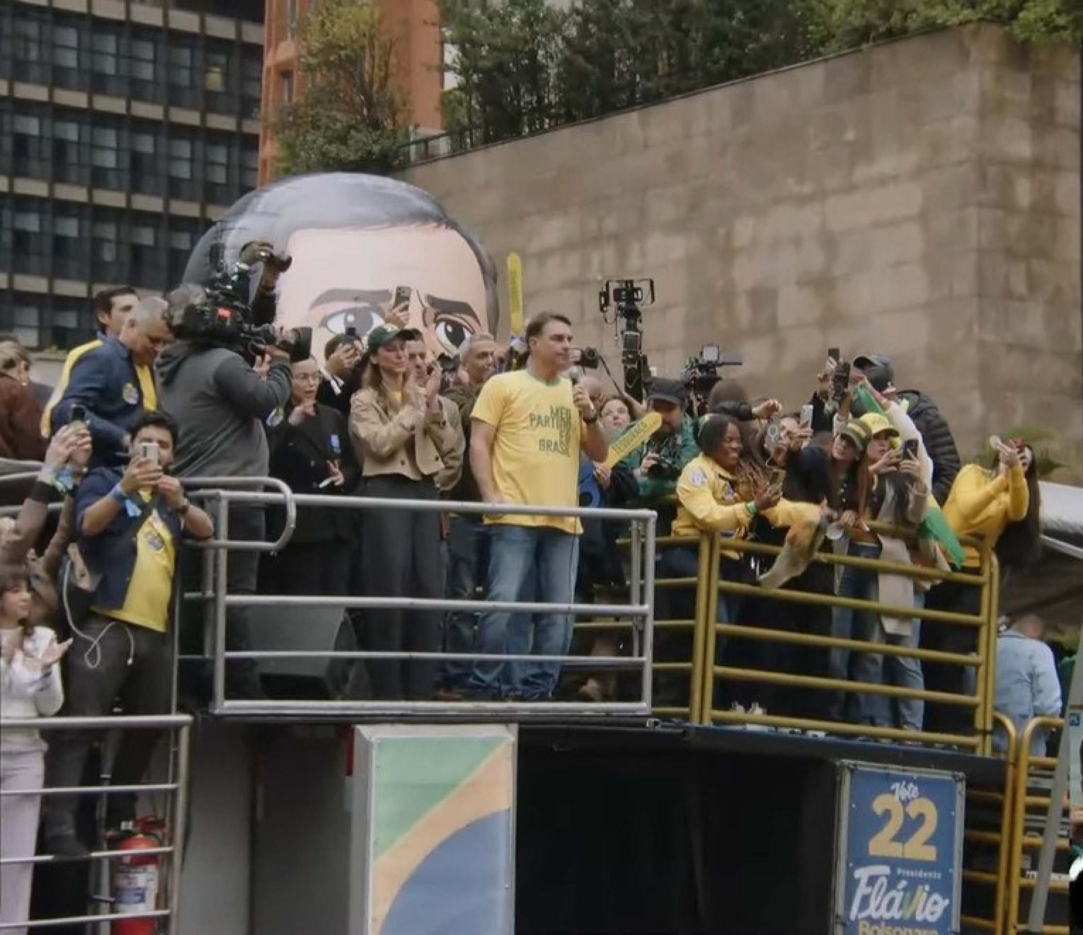 Flávio acusa Lula de ter "amigo" para perseguir Bolsonaro e proteger Lulinha
