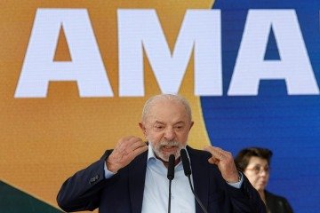 O presidente do Brasil, Luiz Inácio Lula da Silva, discursa durante a cerimônia do Dia da Amazônia no Palácio do Planalto, em Brasília, em 8 de setembro de 2026. Lula formalizou a demarcação de áreas de preservação ambiental - (crédito: Sergio Lima/AFP) O presidente do Brasil, Luiz Inácio Lula da Silva, discursa durante a cerimônia do Dia da Amazônia no Palácio do Planalto, em Brasília, em 8 de setembro de 2026. Lula formalizou a demarcação de áreas de preservação ambiental - (crédito: Sergio Lima/AFP)