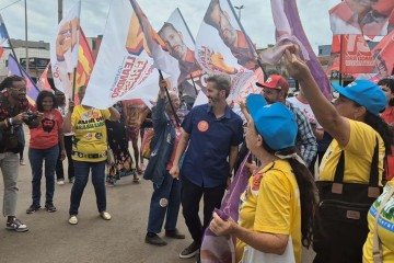 Pela manhã, o candidato participou de uma sabatina no Jornal de Brasília e fez panfletagem na Estrutural -  (crédito: Divulgação)