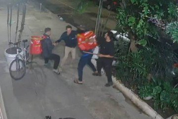 Cláudio é cercado pelos seguranças ilegais e entregadores, e é agredido. Ele não resistiu ao espancamento - (crédito: Reprodução de vídeo) Cláudio é cercado pelos seguranças ilegais e entregadores, e é agredido. Ele não resistiu ao espancamento - (crédito: Reprodução de vídeo)