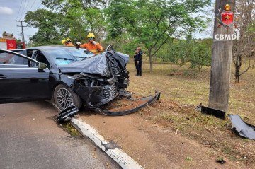 Com o impacto da batida, o ve&iacute;culo el&eacute;trico bateu contra um poste de ilumina&ccedil;&atilde;o p&uacute;blica
 -  (crédito: Divulga&ccedil;&atilde;o: CBMDF)