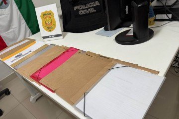 Em uma residência ligada ao suspeito do crime, a polícia encontrou currículos e fotos de possíveis vítimas - (crédito: Divulgação/PCDF) Em uma residência ligada ao suspeito do crime, a polícia encontrou currículos e fotos de possíveis vítimas - (crédito: Divulgação/PCDF)