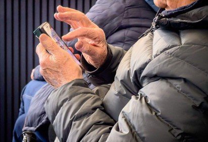 O rosto e a voz são gerados por inteligência artificial; roteiros podem ser escritos por plataformas como o ChatGPT, a narração é produzida por ferramentas de voz sintética e as imagens também são criadas por IA -  (crédito: Reprodução/Youtube) -O rosto e a voz são gerados por inteligência artificial; roteiros podem ser escritos por plataformas como o ChatGPT, a narração é produzida por ferramentas de voz sintética e as imagens também são criadas por IA -  (crédito: Reprodução/Youtube)