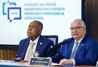 Fachin (D), em sessão do CNJ: 