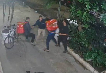 Cláudio é cercado pelos seguranças ilegais e entregadores, e é agredido. Ele não resistiu ao espancamento -  (crédito: Reprodução de vídeo) -Cláudio é cercado pelos seguranças ilegais e entregadores, e é agredido. Ele não resistiu ao espancamento -  (crédito: Reprodução de vídeo)