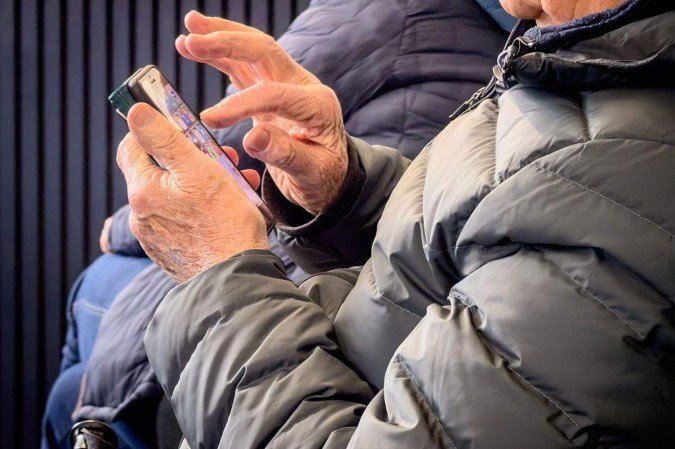O rosto e a voz são gerados por inteligência artificial; roteiros podem ser escritos por plataformas como o ChatGPT, a narração é produzida por ferramentas de voz sintética e as imagens também são criadas por IA - (crédito: Reprodução/Youtube) O rosto e a voz são gerados por inteligência artificial; roteiros podem ser escritos por plataformas como o ChatGPT, a narração é produzida por ferramentas de voz sintética e as imagens também são criadas por IA - (crédito: Reprodução/Youtube)
