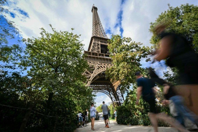 A Sociedade de Exploração da Torre Eiffel admitiu que não deveria ter aceito o pedido do grupo hindu para limitar o trabalho de mulheres - (crédito: Lou Benoist/AFP) A Sociedade de Exploração da Torre Eiffel admitiu que não deveria ter aceito o pedido do grupo hindu para limitar o trabalho de mulheres - (crédito: Lou Benoist/AFP)