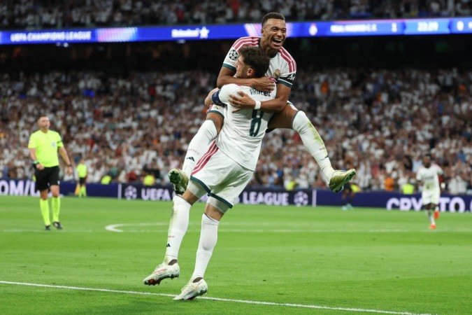 Valverde e Mbappé comemoram o gol da vitória do Real Madrid no Santiago Bernabéu contra a Internazionale - (crédito: Philippe MARCOU / AFP) Valverde e Mbappé comemoram o gol da vitória do Real Madrid no Santiago Bernabéu contra a Internazionale - (crédito: Philippe MARCOU / AFP)