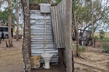 Sanit&aacute;rio improvisado simboliza as condi&ccedil;&otilde;es prec&aacute;rias encontradas em resgates de trabalho an&aacute;logo &agrave; escravid&atilde;o -  (crédito: Divulga&ccedil;&atilde;o/MPT)