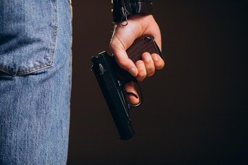 O síndico foi autuado por disparo de arma de fogo na central de flagrantes de Águas Lindas -  (crédito: Foto: Reprodução/Magnific)