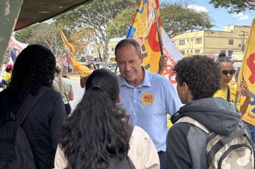 Ricardo Cappelli (PSB) distribui panfletos e conversa com moradores e comerciantes na Avenida Hélio Prates -  (crédito: Divulgação)
