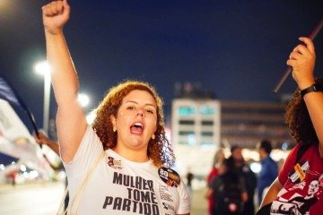 Samara Mineiro (UP) participa de ato na Rodovi&aacute;ria do Plano Piloto contra a viol&ecirc;ncia de g&ecirc;nero no DF -  (crédito: Donavan Sampaio / UP)