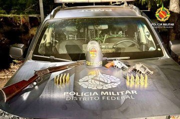 Tr&ecirc;s armas de fogo e diversas muni&ccedil;&otilde;es de diferentes calibres foram recolhidas por policiais do BPChoque durante a fiscaliza&ccedil;&atilde;o no estabelecimento comercial -  (crédito: Divulga&ccedil;&atilde;o / PMDF)