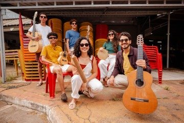 Iza do Cavaco (cavaquinho), Jéssica Carvalho (percussão), Bento Tibúrcio (bandolim), Yago Araújo, (violão 7 cordas), Franco Carneiro (violão) e Nathália Marques (percussão) integram o grupo Saudando o Choro -  (crédito: Van Papillo)