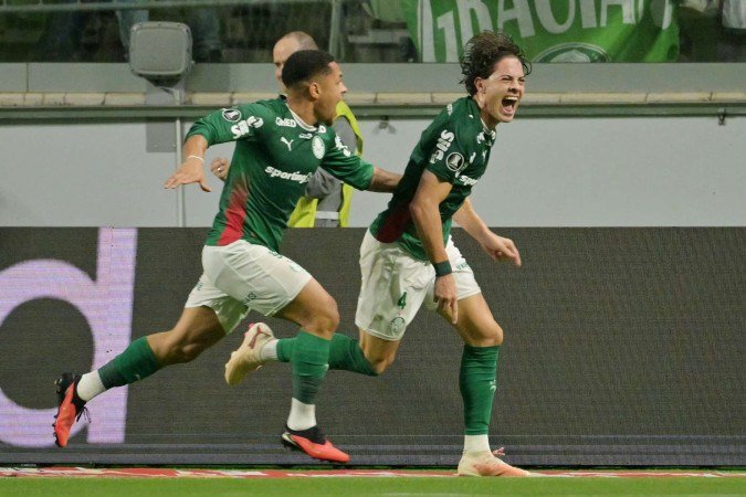 Palmeiras' Argentine defender #04 Agustin Giay (R) celebrates with teammate forward #09 Vitor Roque after scoring during the Copa Libertadores quarter-final first leg football match between Brazil's Palmeiras and Ecuador's Liga de Quito at the Allianz Parque stadium in Sao Paulo, Brazil on September 9, 2026. (Photo by NELSON ALMEIDA / AFP)
- (crédito: Nelson Almeida/AFP) Palmeiras' Argentine defender #04 Agustin Giay (R) celebrates with teammate forward #09 Vitor Roque after scoring during the Copa Libertadores quarter-final first leg football match between Brazil's Palmeiras and Ecuador's Liga de Quito at the Allianz Parque stadium in Sao Paulo, Brazil on September 9, 2026. (Photo by NELSON ALMEIDA / AFP)
- (crédito: Nelson Almeida/AFP)