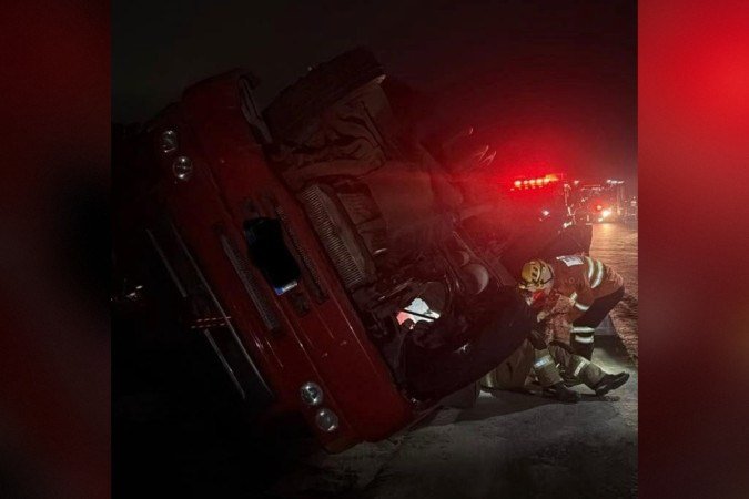 O condutor, de 38 anos, e passageiro da motocicleta, não identificado, morreram no local - (crédito: Foto: Divulgação/CBMDF) O condutor, de 38 anos, e passageiro da motocicleta, não identificado, morreram no local - (crédito: Foto: Divulgação/CBMDF)
