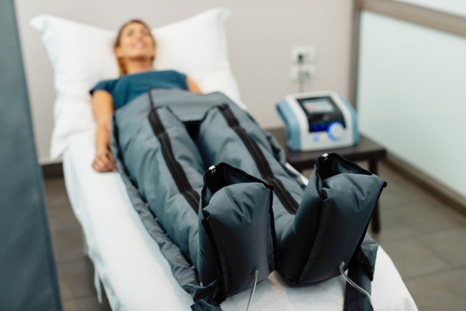Botas de compressão estão entre os recursos utilizados para auxiliar na recuperação após atividades físicas intensas
    