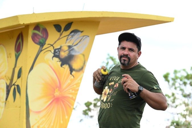 O grafiteiro Vinicius Lapixa conheceu o trabalho em um encontro cultural e fez a parceria