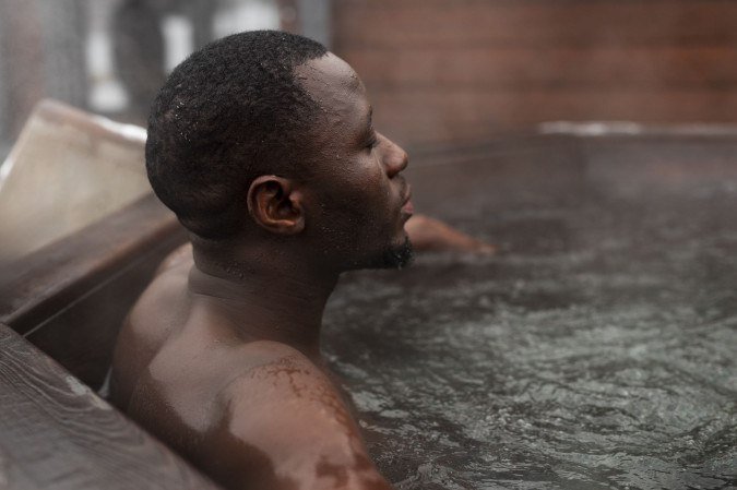 A sauna e a imersão em água quente podem proporcionar relaxamento, sensação de bem-estar e ajudar na percepção de rigidez muscular - (crédito: Magnific) A sauna e a imersão em água quente podem proporcionar relaxamento, sensação de bem-estar e ajudar na percepção de rigidez muscular - (crédito: Magnific)
