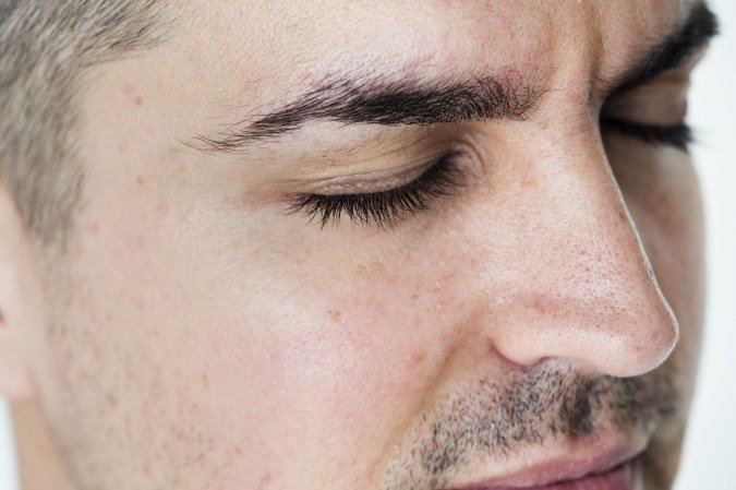 Homens raspam cílios em nova trend; veja os riscos