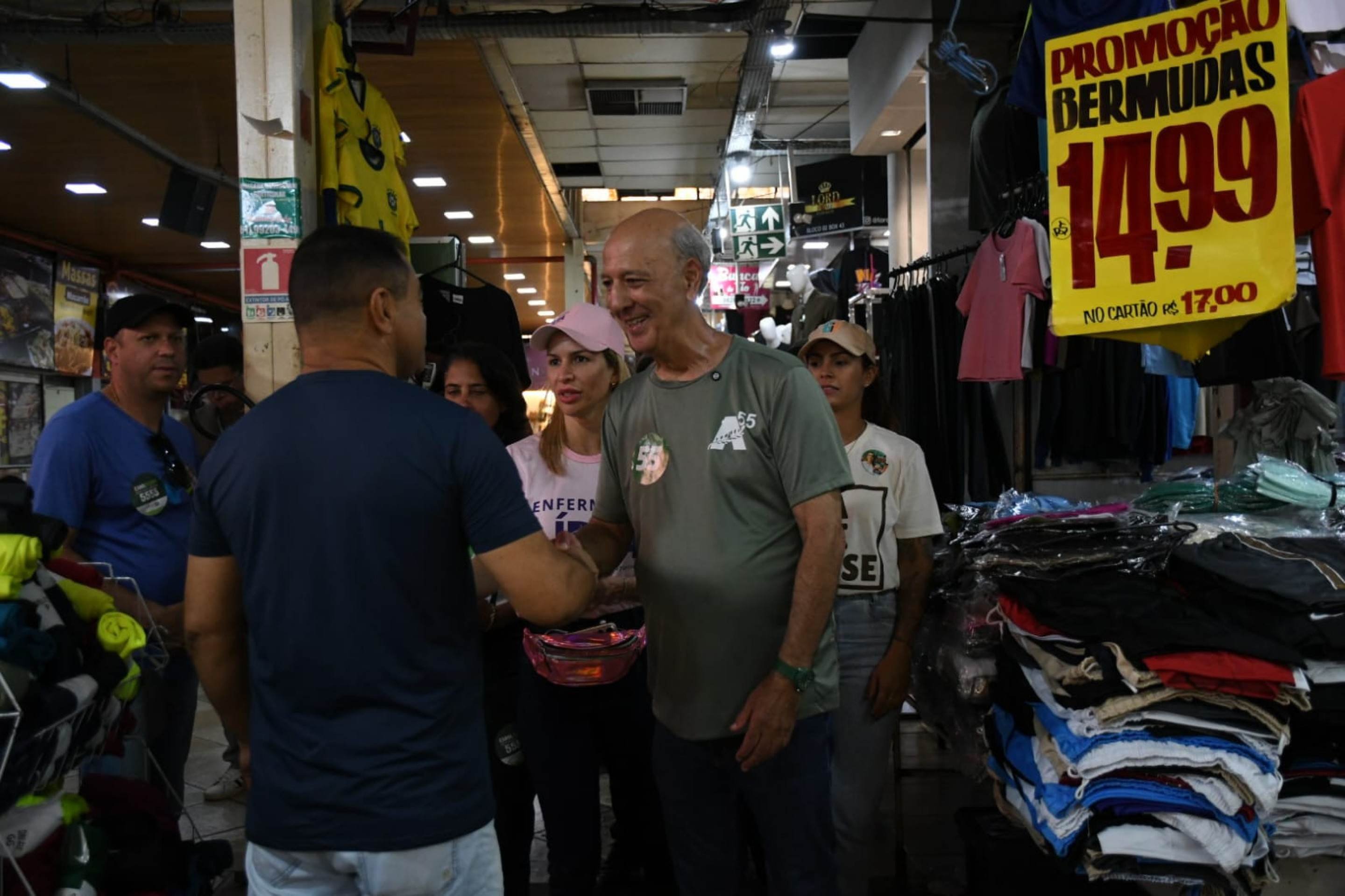 Jos&eacute; Roberto Arruda faz caminhada na feira do goianos
