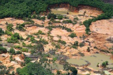 Área devastada pela mineração ilegal na Amazônia, onde o mercúrio contamina rios e solo, exigindo monitoramento urgente - (crédito: Chico Batata/Greenpeace) Área devastada pela mineração ilegal na Amazônia, onde o mercúrio contamina rios e solo, exigindo monitoramento urgente - (crédito: Chico Batata/Greenpeace)