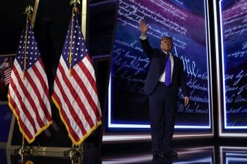 O presidente dos EUA, Donald Trump, acena em despedida após concluir seu discurso durante a convenção republicana nacional de meio de mandato no American Airlines Center, em Dallas, Texas, em 9 de setembro de 2026. -  (crédito:  AFP)