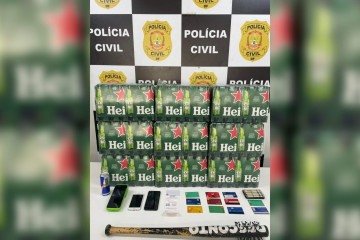 A mercadoria comprada e os cartões clonados foram apreendidos pela Polícia Civil do Distrito Federal (PCDF) - (crédito: PCDF/Divulgação) A mercadoria comprada e os cartões clonados foram apreendidos pela Polícia Civil do Distrito Federal (PCDF) - (crédito: PCDF/Divulgação)