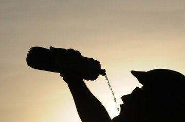 Em clima quente e seco, manter-se hidratado &eacute; fundamental. Registro feito nesta quinta-feira (10/9) mostra um ciclista em Bras&iacute;lia seguindo a orienta&ccedil;&atilde;o -  (crédito:  Minervino J&uacute;nior/CB)