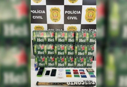 A mercadoria comprada e os cartões clonados foram apreendidos pela Polícia Civil do Distrito Federal (PCDF) -  (crédito: PCDF/Divulgação) -A mercadoria comprada e os cartões clonados foram apreendidos pela Polícia Civil do Distrito Federal (PCDF) -  (crédito: PCDF/Divulgação)