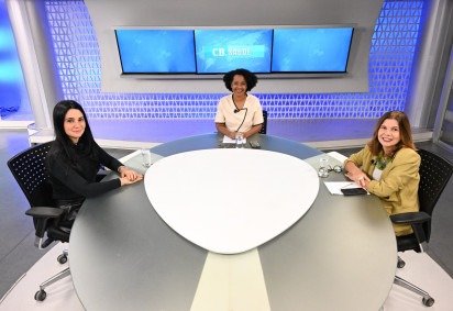 A diretora de Planejamento do Grupo Brasileiro de Tumores Ginecol&oacute;gicos e presidente de honra da Sociedade Brasileira de Oncologia Cl&iacute;nica, Ang&eacute;lica Nogueira (E), &eacute; a entrevistada do CB.Sa&uacute;de. Na bancada, as jornalistas Carmen Souza (C) e Sibele Negromonte  -  (crédito: CARLOS VIEIRA) -A diretora de Planejamento do Grupo Brasileiro de Tumores Ginecol&oacute;gicos e presidente de honra da Sociedade Brasileira de Oncologia Cl&iacute;nica, Ang&eacute;lica Nogueira (E), &eacute; a entrevistada do CB.Sa&uacute;de. Na bancada, as jornalistas Carmen Souza (C) e Sibele Negromonte  -  (crédito: CARLOS VIEIRA)