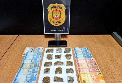 Durante a opera&ccedil;&atilde;o, foram apreendidos uma por&ccedil;&atilde;o de maconha, R$ 93 em esp&eacute;cie, um aparelho celular e outras por&ccedil;&otilde;es de entorpecentes -  (crédito: Divulga&ccedil;&atilde;o) -Durante a opera&ccedil;&atilde;o, foram apreendidos uma por&ccedil;&atilde;o de maconha, R$ 93 em esp&eacute;cie, um aparelho celular e outras por&ccedil;&otilde;es de entorpecentes -  (crédito: Divulga&ccedil;&atilde;o)